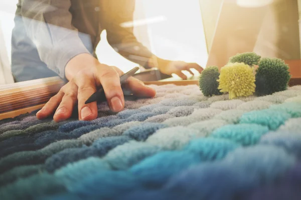 Diseñador de interiores elegir alfombra — Foto de Stock