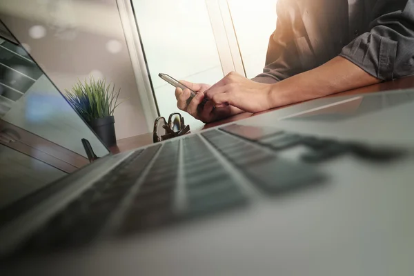 Geschäftsmann Hand arbeitet mit neuen modernen Computer und Smart Phon — Stockfoto