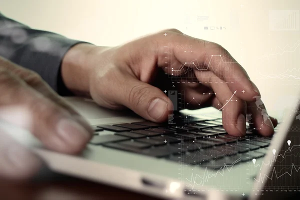 Close up de homem de negócios mão trabalhando no computador portátil com di — Fotografia de Stock