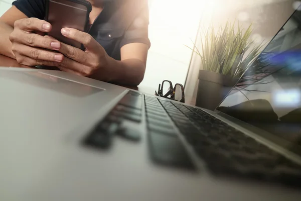 Main d'homme d'affaires travaillant avec un nouvel ordinateur moderne et un téléphone intelligent — Photo