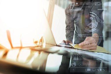 işadamı el yeni modern bilgisayar ve akıllı fon ile çalışma
