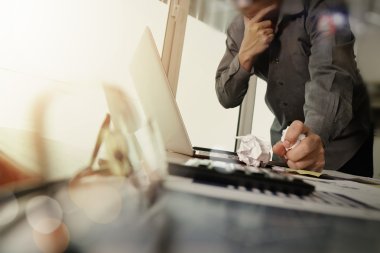 işadamı el yeni modern bilgisayar ve akıllı fon ile çalışma