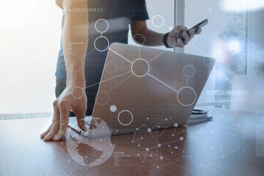 Tasarımcı el çalışma ve akıllı telefon ve laptop ile dijital BÜ