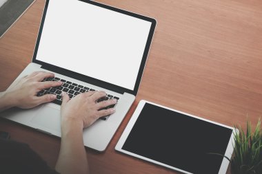 işadamı el ile yeni modern bilgisayar laptop çalışma ve pro