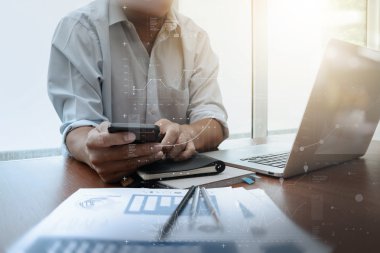 işadamı el yeni tablet modern bilgisayar ve sma ile çalışma