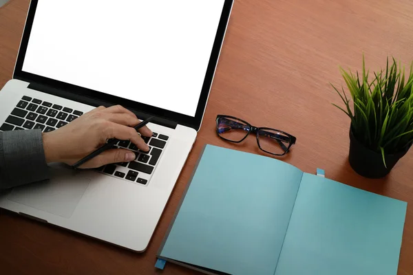 Ovansida av affärsmannen hand arbetar med nya moderna Tom scree — Stockfoto