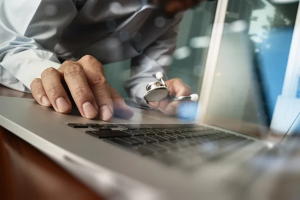 Médico médico mano trabajando con la computadora moderna y médica di — Foto de Stock