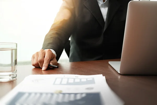 Geschäftsunterlagen auf Bürotisch mit Smartphone und Laptop — Stockfoto