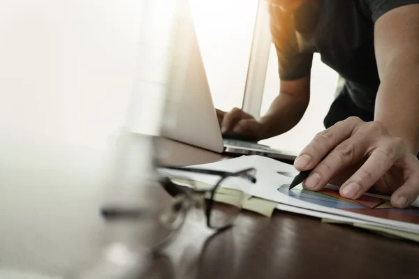 Homem de negócios mão trabalhando com novo computador moderno e negócios s — Fotografia de Stock