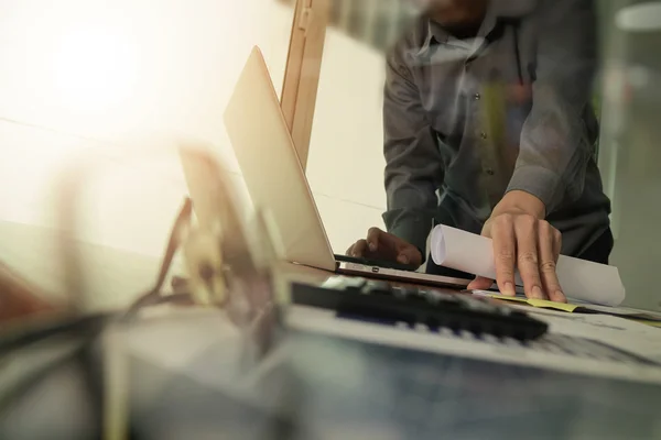 Homem de negócios mão trabalhando com novo computador moderno e phon inteligente — Fotografia de Stock