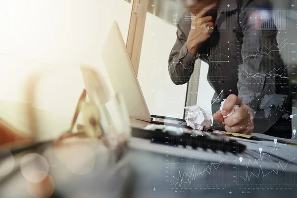 Mano uomo d'affari che lavora con il nuovo computer moderno e smart phon — Foto Stock