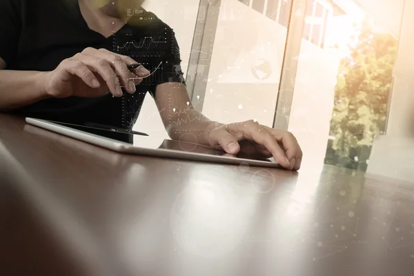 Бизнесмен работает с цифровым планшетным компьютером с цифровым бу — стоковое фото