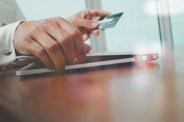 Mãos usando laptop e segurando cartão de crédito com "Pagamento seguro " — Fotografia de Stock