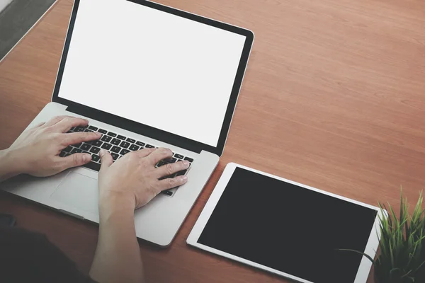 Zakenman hand werken met nieuwe moderne computer laptop en pro — Stockfoto