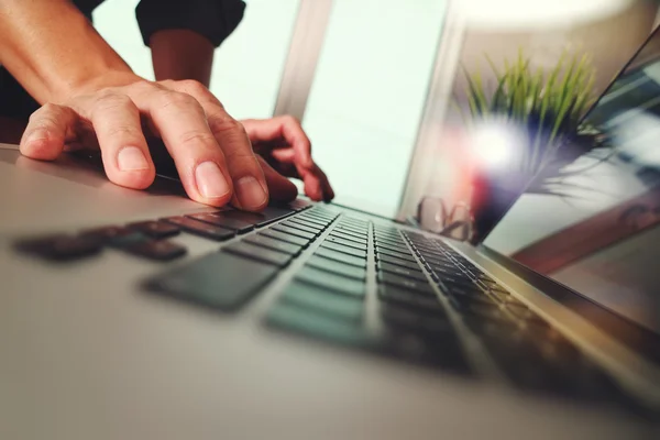 Nahaufnahme der Hand eines Geschäftsmannes bei der Arbeit am Laptop mit gr — Stockfoto