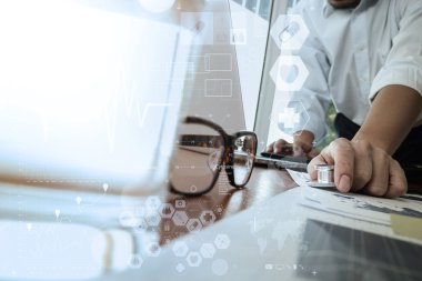 Dizüstü bilgisayar tıbbi çalışma alanı Office ile çalışan doktor 