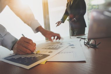 ofis masaları ile akıllı telefon ve dizüstü c üzerindeki iş belgeler