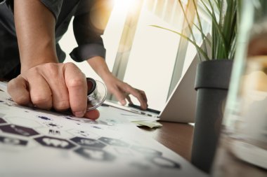Dizüstü bilgisayar tıbbi çalışma alanı Office ile çalışan doktor 