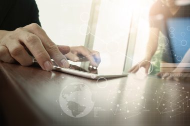 iki arkadaşları veri yeni modern bilgisayar dizüstü bilgisayar ile tartışırken bir