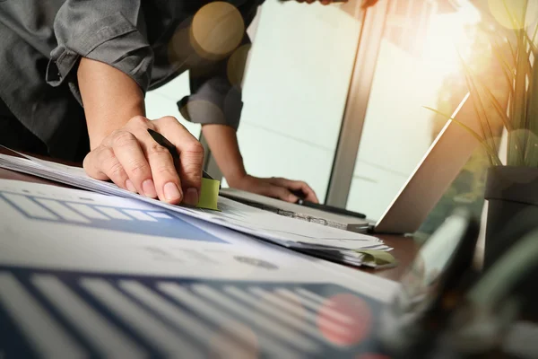 Hombre de negocios mano trabajando con la nueva computadora moderna y negocios s — Foto de Stock