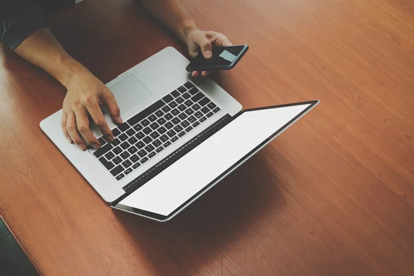 Vista superior do homem de negócios mão usando no telefone inteligente e laptop com — Fotografia de Stock