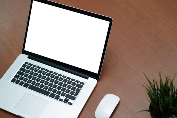 Vue du dessus du bureau avec ordinateur portable et téléphone intelligent sur bois — Photo