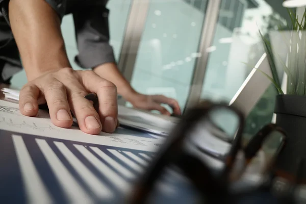 Zakenman werken met moderne computer — Stockfoto