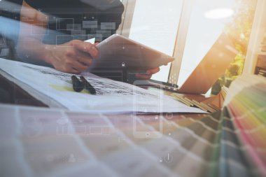 Tasarımcı el dizüstü bilgisayar ve smarth telefon ile çalışma ve 