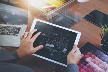 İç tasarımcı el chosing halı örnek ile boş yeni tarz