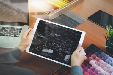 İç tasarımcı el chosing halı örnek ile boş yeni tarz