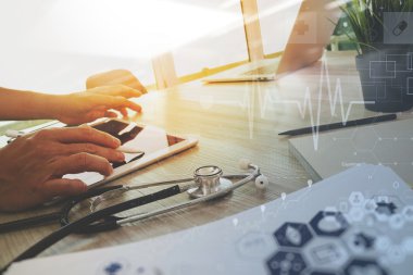 «Ana sayfa» tıp doktor el ile modern bilgisayar çalışma görünümünü bir