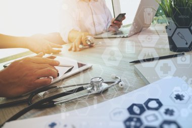 «Ana sayfa» tıp doktor el ile modern bilgisayar çalışma görünümünü bir