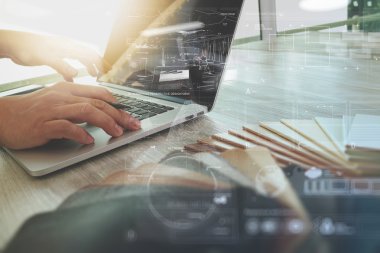 İç tasarımcı el yeni modern bilgisayar laptop ile çalışan bir