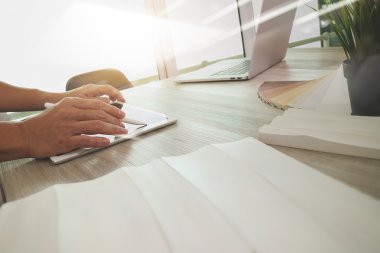 İç tasarımcı el yeni modern bilgisayar laptop ile çalışan bir
