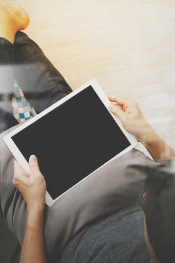 Dijital tablet oturma sırasında pro kullanarak hipster el Üstten Görünüm