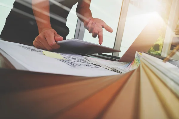 Innenarchitekt Hand in Hand mit neuen modernen Computer-Laptop — Stockfoto