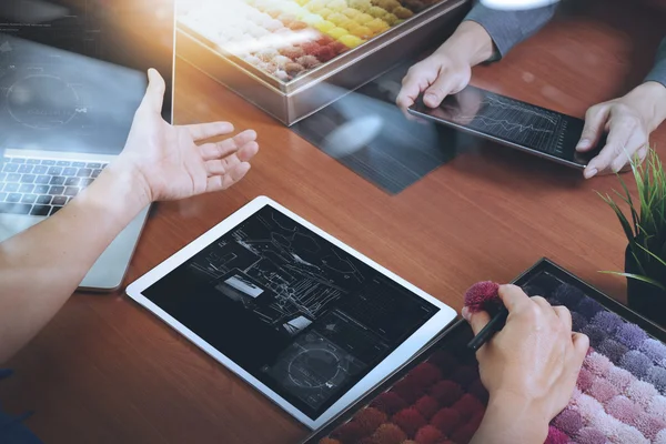 Blick von oben auf zwei Kollegen Innenarchitekten diskutieren Daten wi — Stockfoto