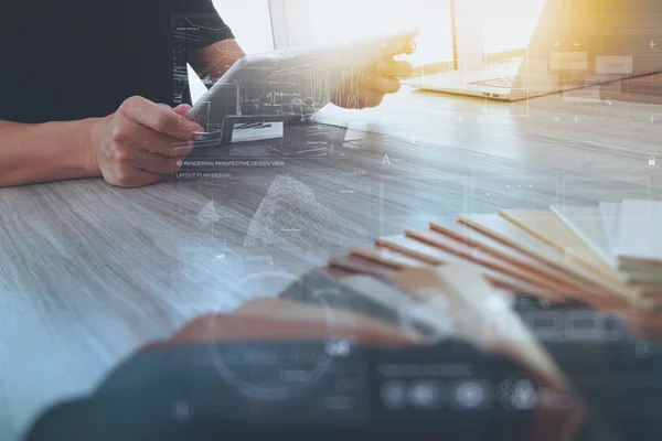 Diseñador de interiores mano trabajando con un nuevo ordenador portátil moderno un — Foto de Stock