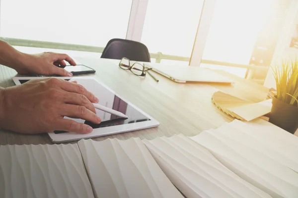 Diseñador de interiores mano trabajando con un nuevo ordenador portátil moderno un — Foto de Stock