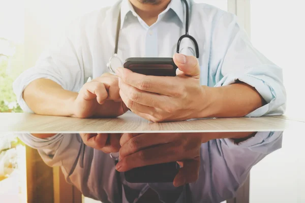 Medicina mão médico trabalhando com telefone inteligente moderno como médico — Fotografia de Stock