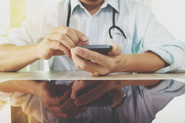 Gyógyszer orvos kezét modern szúró telefon mint egészségügyi dolgozó — Stock Fotó