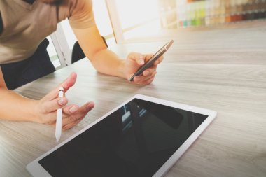 Dijital tablet bilgisayar ve akıllı telefon çalışma iş adamı