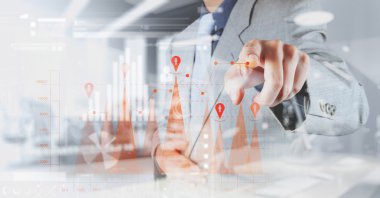 İşadamı el ile yeni modern comp çalışma çift pozlama