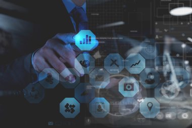 İşadamı el ile yeni modern comp çalışma çift pozlama