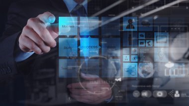 İşadamı el ile yeni modern comp çalışma çift pozlama