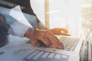 ofis masaları ile akıllı telefon ve dijital iş belgeleri 