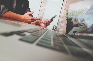 Cep telefonuyla dizüstü bilgisayarınızla busi işadamı el