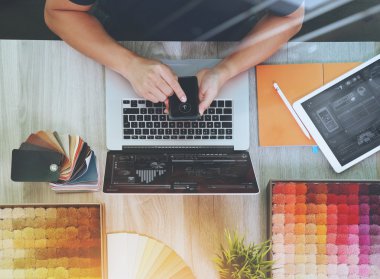 Akıllı telefon kullanarak ve choosin iç tasarımcı el Üstten Görünüm
