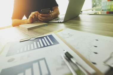 Tasarımcı el dizüstü bilgisayar ve smarth telefon ile çalışma ve 