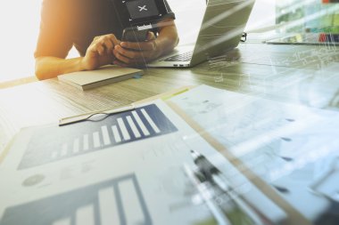 Tasarımcı el dizüstü bilgisayar ve smarth telefon ile çalışma ve 